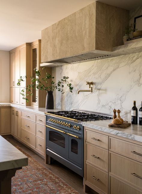 Living the Dream: “Wine Country Luxury” on the Silverado Resort Golf Course | Rue Natural Oak Kitchen Cabinets, Kitchen Backsplash Ideas With Oak Cabinets, Oak Cabinets Kitchen, Backsplash Design, White Oak Kitchen, Kabinet Dapur, Marble Backsplash, Marble Counter, Oak Kitchen