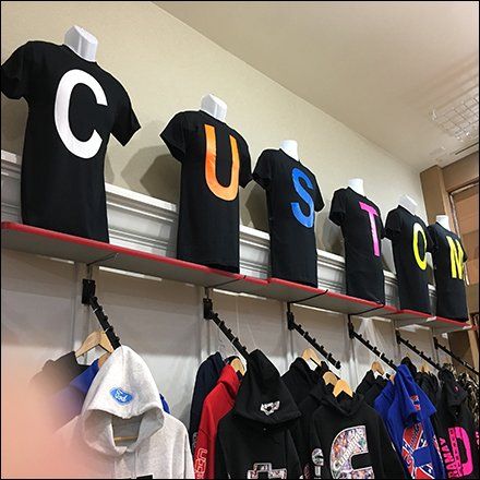 Custom T-Shirt Shout-Out from Shelf-Top Tshirt Display Ideas Retail, Small Shop Interior, Boutique Displays, Gift Shop Interiors, T-shirt Display, T Shirt Factory, Clothing Store Design, Shirt Display, Boutique Display