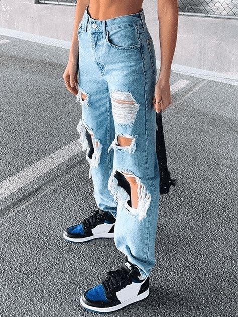 Ripped boyfriend jeans outfit