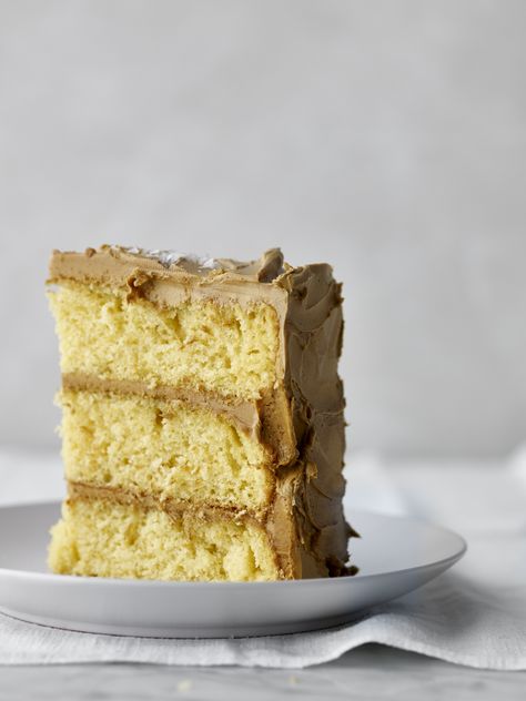 How do you make a three-layer yellow cake even more festive? By slathering it with a buttercream frosting infused with delicious salted caramel. Caramel Macchiato Cake Recipe, My Messy Kitchen, Caramel Macchiato Cake, Coffee Caramel Cake, Caramel Macchiato Cupcakes, Caramel Coffee Cake, Apple Caramel Cake, Caramel Layer Cake, Apple Stand