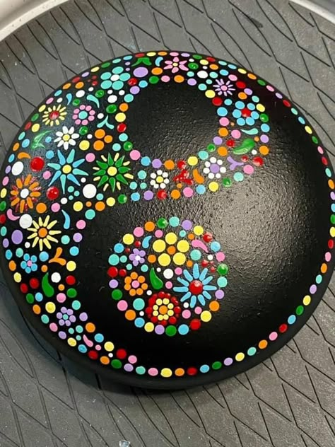 Dot Art On Rocks, Dot Painting Rocks, Mandella Rocks Easy, Acrylic Dot Painting Ideas, Dot Art Rocks, Dot Mandala Art On Pot, Dot Painting On Rocks, Mandala Art In Stone, River Stones Crafts