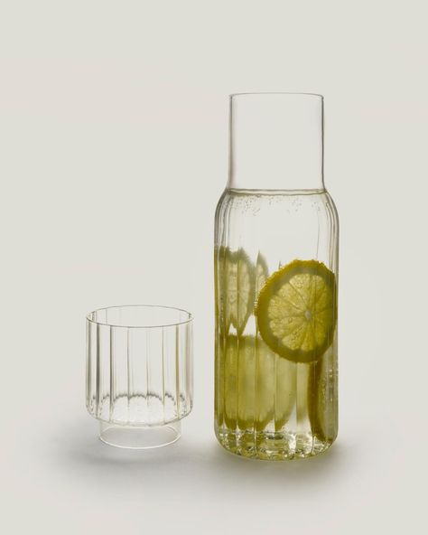 AGUSTINA BOTTONI (@agustina.bottoni) • Instagram photos and videos Carafe Set, Highball Glass, Decorative Dish, Vintage Objects, Vintage Candle Holders, Home Decor Vases, Vintage Candles, Cocktail Glass, Objects Design