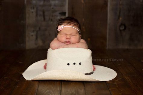 Infant Cowboy Photoshoot, Southern Newborn Pictures, Cowgirl Newborn Pictures, Western Newborn Pictures Cowgirl, Western Newborn Photography, Toddler Picture Ideas, Newborn Cowboy, Photo Bb, Baby Boy Newborn Pictures