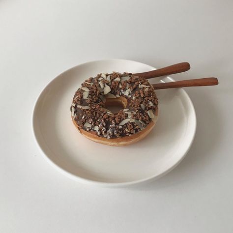 Donut Aesthetic Korean, Donut Aesthetic, Donuts Aesthetic, Aesthetic Korean, Cute Desserts, Unhealthy Food, Recipes From Heaven, Photographing Food, Cafe Food