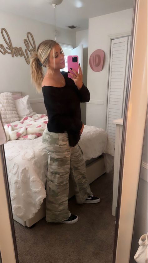 Camo Outfits Aesthetic, Camp Pants Outfit, Camo Pants Outfits, Cute Camo Outfits, Style Camo Pants, Aesthetic Pants, Camo Outfit, Camo Pants Outfit, Highschool Outfits