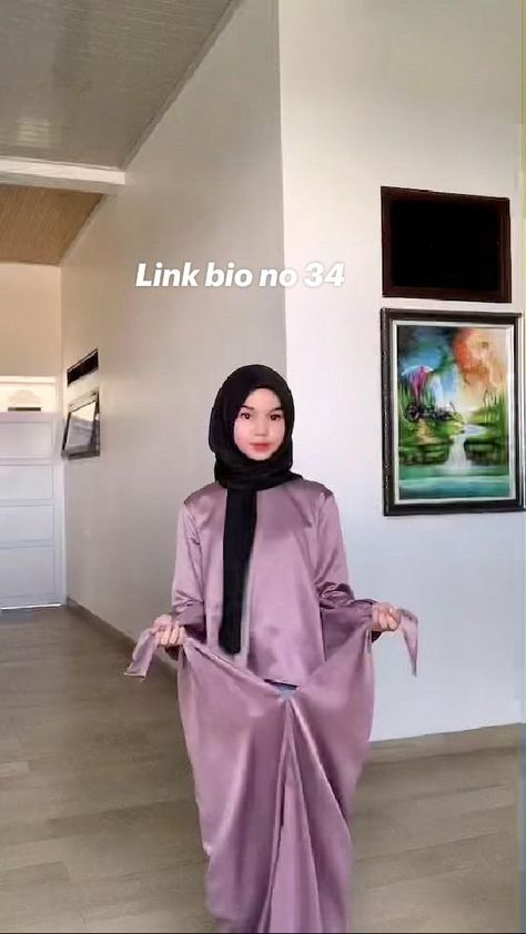 Model Rok Lilit, Pola Rok Lilit, Rok Lilit Satin, Aisha Outfits, Dress Lilit, Kaftan Dress Modern, Satin Outfit, Rok Lilit, Bridesmaid Satin