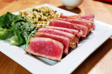 Tuna Seared, Tuna With Avocado, Tuna Marinade, Tuna Steak Recipes, Tuna Avocado, Fresh Tuna, Seared Tuna, Yellowfin Tuna, Lime Recipes