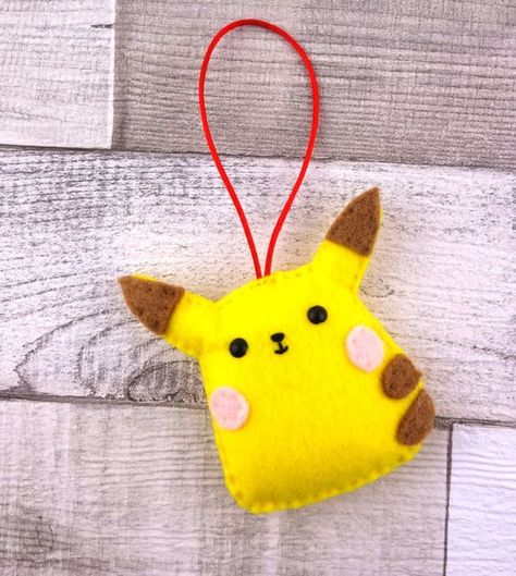 Pikachu Ornament, Totoro Toy, Christmas Tree Ornaments Felt, Pokemon Ornaments, Fox Felt, Felt Bear, Pokemon Diy, Cute Christmas Decorations, Pokemon Craft