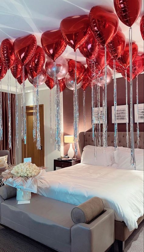 Balloon Ceiling Decor, Ceiling Decor Ideas, Valentine Hotel, Valentines Balloons Decorations, Hotel Room Decoration, Romantic Hotel Rooms, Wedding Night Room Decorations, Ceiling Balloons, Romantic Room Surprise