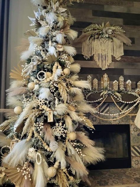 Christmas Tree Ideas Pampas, Christmas Tree Cabin Theme, Boho Theme Christmas Tree, Christmas Tree Bohemian, Pompous Grass Christmas Tree, Hobo Christmas Tree, Boho Xmas Tree, White Boho Christmas Tree, Boho Christmas Tree Bohemian