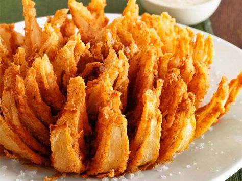 Inspired by Outback Steakhouse: Almost-Famous Bloomin' Onion : You know it, you love it: Outback Steakhouse's Bloomin' Onion. The restaurant chain wouldn't share the recipe for its famous appetizer, so Food Network Kitchen fired up a perfect imitation. Scoops Appetizers, Loafs Recipes, Tostitos Recipes, Fodmap Appetizers, Autumn Appetizers, Appetizers Mexican, Speggetti Recipes, Delish Appetizers, Appetizers Fall