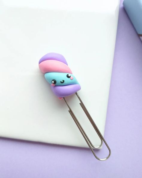 Polymer Clay Office Decor, Polymer Clay Paper Clips, Mouldit Clay Art Keychain, Air Dry Clay Keychain, Polymer Clay Keychains, Clips Decorados, Kawaii Polymer Clay, Diy Crafts Bookmarks, Polymer Clay Gifts