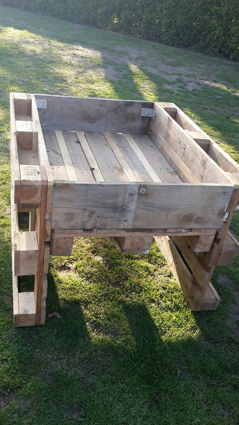 Fill the pallet with soil and plant your favorite vegetables or herbs in the slats. Vertical Gardening: Utilize the vertical space of the pallet to maximize planting area. Maintenance: Water regularly and ensure proper drainage. Hashtags:  #PalletGardening #VegetableGarden #HomeDecor #DIYGarden #VerticalGarden #SustainableLiving Pallet Raised Garden Bed, Wood Gardens, Pallet Garden Ideas, Woodworking Beginner, Pallet Projects Garden, Woodwork Ideas, Large Workshop, Raised Garden Beds Diy, Garden Decor Projects