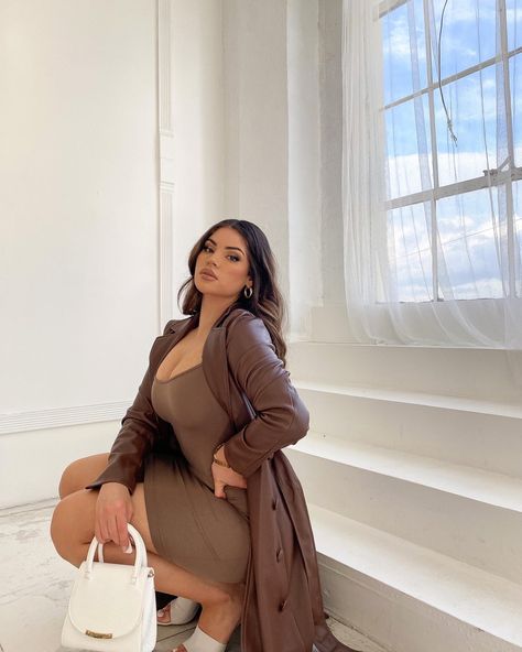 Brown trench coat, leather trench coat, outfit inspo, brown outfits Nazanin Kavari, Trench Coat Dress, Brown Outfit, January 27, 7k Followers, Neutral Outfit, Celebrity Makeup, Autumn Photography, Dressy Casual