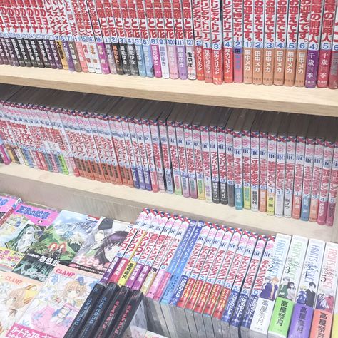 ♡ 𝒔𝒕𝒓𝒂𝒘𝒃𝒆𝒓𝒓𝒚𝒎𝒖𝒓𝒍𝒌 ♡ Otaku Vibes Aesthetic, Aesthetic Manga Store, Bookshelf Anime Aesthetic, Animecore Aesthetic, Anime Figures Aesthetic Room, Messy Otaku Room, Manga Collection, Literature Club, Manga Books