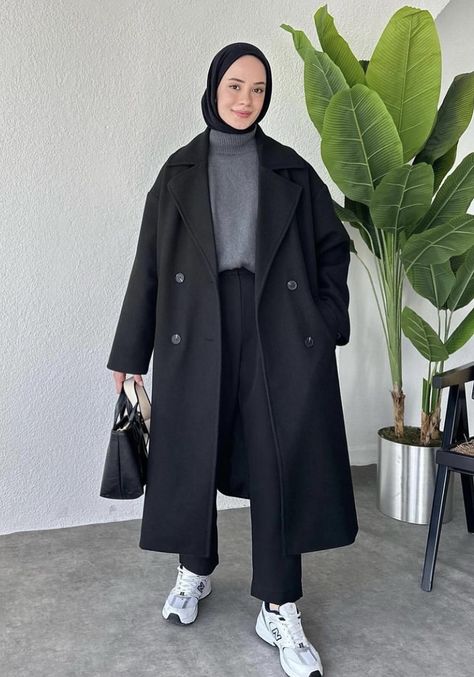 Styling Black Coat, Hijab Coat Outfits, Postgraduate Outfit, Long Hijab Style, Styling Winter Outfits, Sportif Outfit, Outfit Hijab Winter, Winter Outfit Hijab, Hijabi Fashion Winter