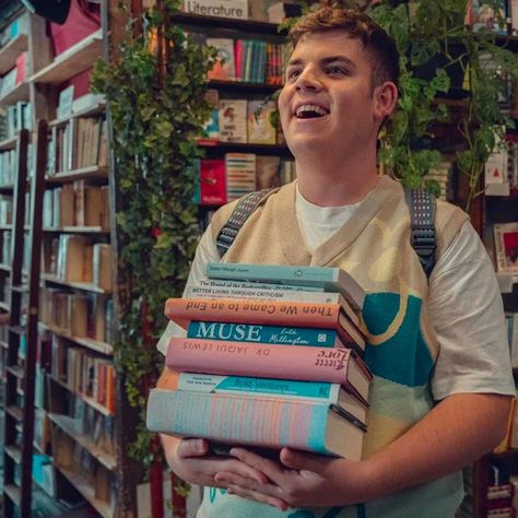 All the Queer Books Isaac Reads in ‘Heartstopper’ Season Two | Them Isaac Henderson, Isaac Heartstopper, Heartstopper Books, Heartstopper Netflix, Joe Locke, Queer Books, Writing Memes, Alice Book, Favorite Novels