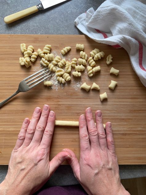 Makinggnochetti sardi by hand using household utensils Hand Shaped Pasta, Pasta Shapes By Hand, Homemade Pasta Shapes, Quick And Easy Pasta Recipes, Pasta Making Class, Shaped Pasta, Pasta Homemade, Italian Cookie, Pasta Making