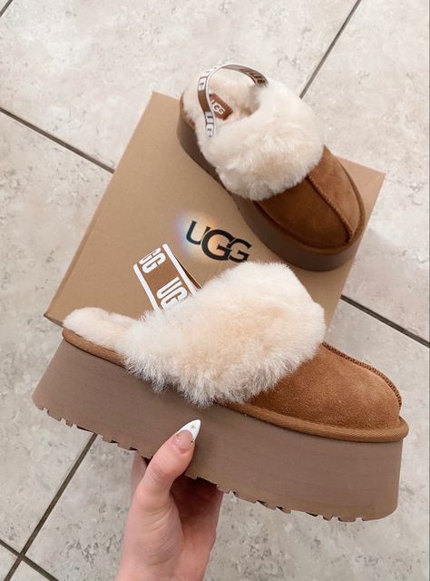 #platformugg #uggs #fashion #fallfashion #platform #falloutfit Uggs Slippers Platform, Ugg Platform Slippers Outfit, Ugg Boots Platform, Ugg Platform Outfit, Ugg Platform Boots, Platform Ugg Slippers, Uggs Platform, Ugg Platform Slippers, Platform Uggs