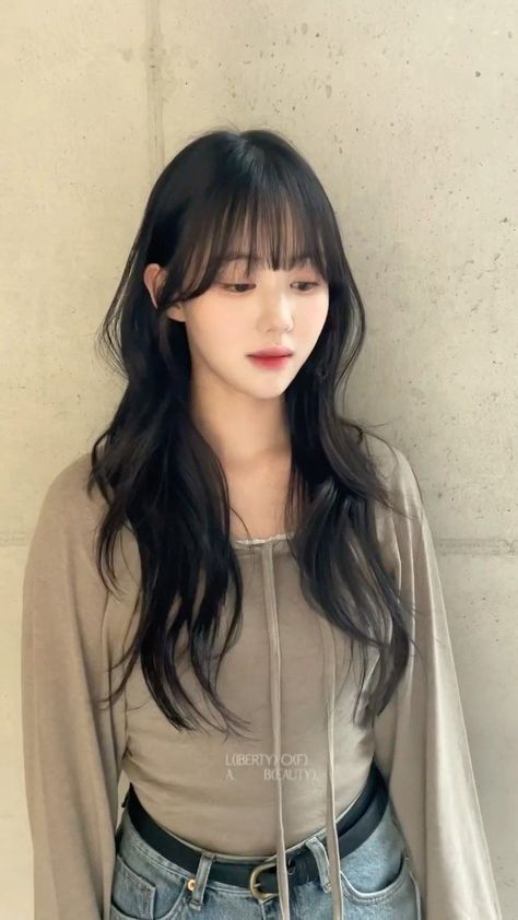 Korean Haircut Long, Korean Long Hair, Korean Hairstyles, Korean Haircut, Hair Style Korea, Hair Inspiration Long, Bangs With Medium Hair, Hairstyles For Layered Hair, Haircuts For Medium Hair