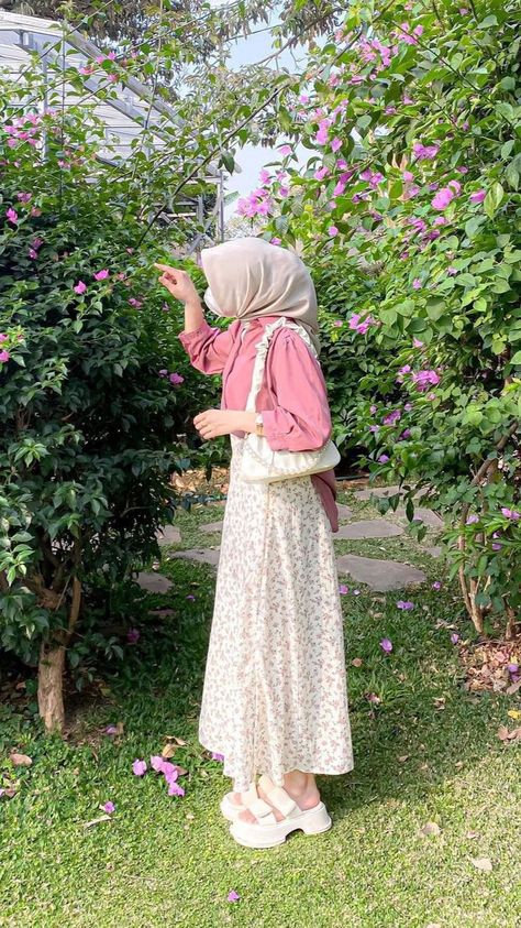 Pink Pastel Outfit, Ootd Pastel, Ootd Ngampus, Pink Hijab, New Hijab, Ootd Korean Style, Rok Outfit, Ootd Poses, Outfits Pastel