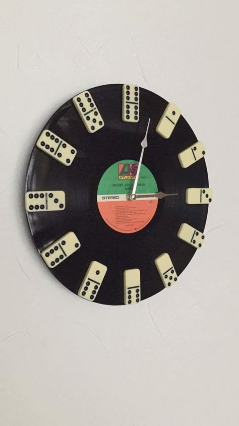 Unique Room Accessories, Vinyl Clock Diy, Repurpose And Redesign Fccla Ideas, What To Do With Records Vinyls, Diy With Vinyl Records, Room Decor Thrift, Upcycled Room Decor, Dorm Room Crafts Diy, Fun Dorm Ideas