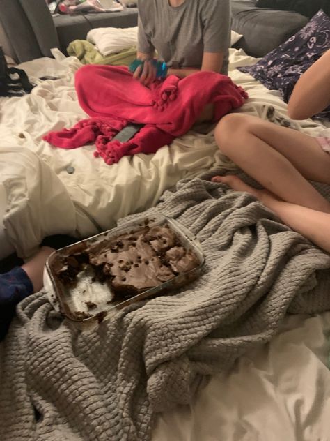 #sleepover #brownies #friendshipgoals #winter #sleepoverparty #friends #tiktok #baking #dessert #midnightsnack Sleepover Aesthetic Duo, Bridgerton Sleepover, Betty Core, Eliza Core, Tiktok Baking, Sleepover Vibes, Sleepover Aesthetic, Friends Tiktok, Twisted Ankle