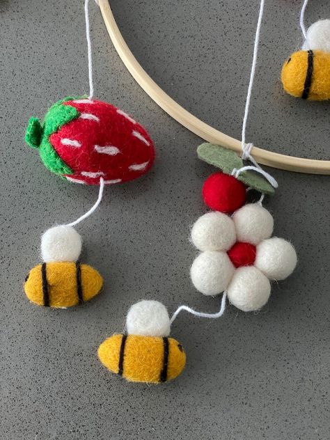 Strawberry Fruit Mobile/ Baby Mobile/ Bee Mobile/ Strawberry - Etsy Daisy Mobile, Felt Strawberries, Bee Mobile, Fruit Baby, Woodland Mobile, Mobile Crib, Strawberry Baby, Crochet Fruit, Cot Mobile