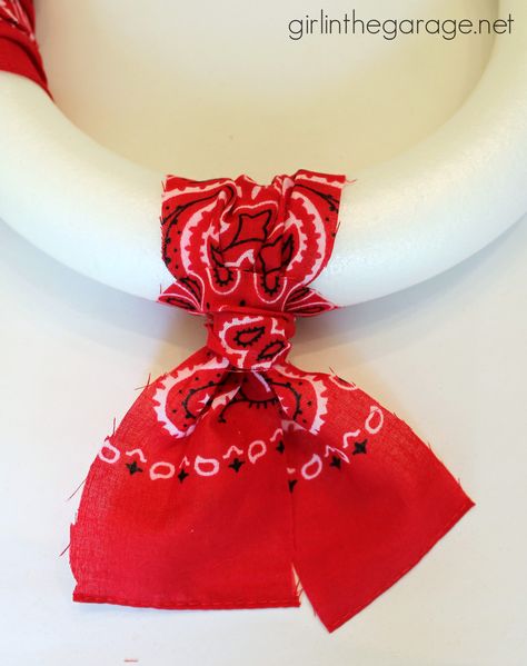 Easy Bandana Wreath - It only takes about 30 minutes! girlinthegarage.net Bandana Wreaths, Diy Bandana, Bandana Wreath, Bandana Crafts, Flag Wreath, 4th July Crafts, Fabric Wreath, Fourth Of July Decor, Rag Wreath