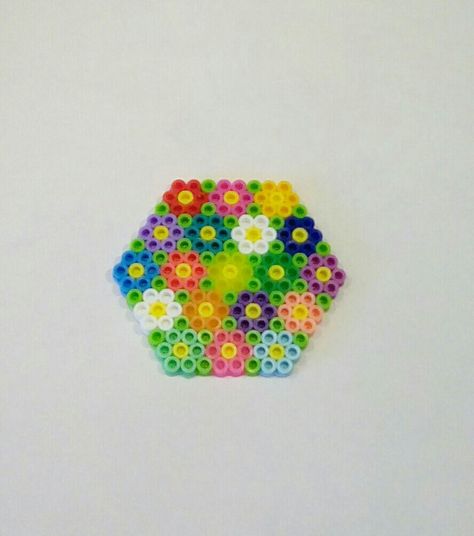 Perler bead hexagon flower design. (doesn't it look like a hexie quilt!?!😊Made on small hexagon pegboard. Hexagon Hama Beads Design, Heat Beads Patterns, Small Hexagon Perler Bead Patterns, Pony Bead Animals, Perler Bead Designs, Childrens Art Projects, Perler Projects, Hexie Quilt, Beads Patterns