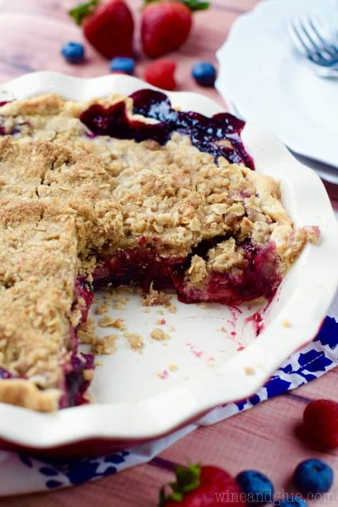 Triple Berry Cobbler Pie - Simple Joy Mixed Berry Pie Recipe, Triple Berry Cobbler, Berry Crumble, Berry Cobbler, Pie Crumble, Berry Dessert, Berry Pie, Easy Pie, Crumble Topping