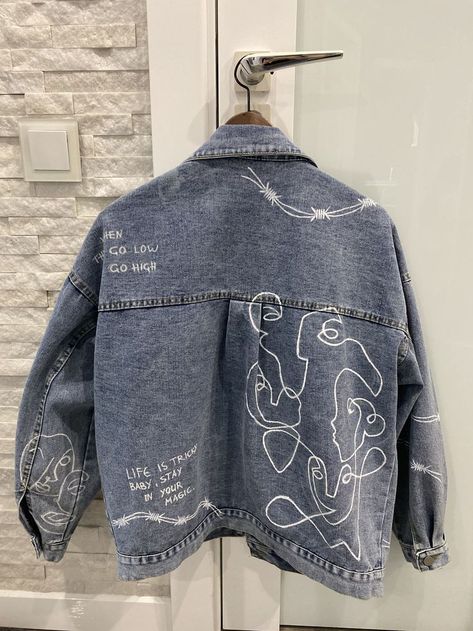 Denim Jacket Diy Paint, Denim Jacket Diy, Jean Jacket Diy, Jacket Diy, Diy Denim Jacket, Painted Clothes Diy, Hand Painted Denim Jacket, Painted Denim Jacket, Denim Art