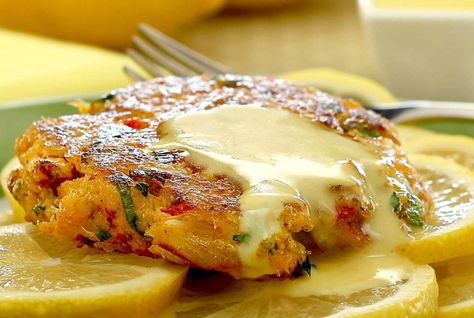 simple paleo recipe for crab cakes with lemon aioli sauce Spicy Aioli Sauce, Sauce For Crab Cakes, Paleo Crab Cakes, Spicy Crab Cakes, Cakes With Lemon, Paleo Seafood, Spicy Crab, Aioli Sauce, Spicy Aioli