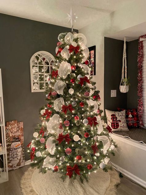 Ref And White Christmas Tree, Red Snd White Christmas, Christmas Tree With Red And White Decor, Christmas Trees 2024 Ideas, Gold White And Red Christmas Decor, Red White Xmas Tree, Christmas Decor Ideas Red And Silver, Christmas Decor White And Red, Christmas Tree Ideas Red White Gold