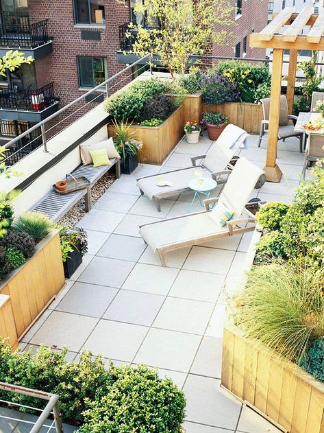 A subtle change in the material -- large, regular pavers merge into a soft border of river rock -- keeps a large expanse of flooring from looking boring. #rooftopideas #rooftoppatio #rooftopgarden #bhg Patio Planter Boxes, Roof Terrace Design, Terrace Garden Ideas, String Garden, Small Balcony Garden, Terrace Garden Design, Rooftop Terrace Design, Rooftop Design, Garden Stairs