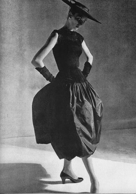 Moda Pin Up, Black Taffeta Dress, Vintage Balenciaga, Balenciaga Dress, Jacques Fath, Balenciaga Fashion, Glamour Vintage, Cristóbal Balenciaga, Fashion 1950s