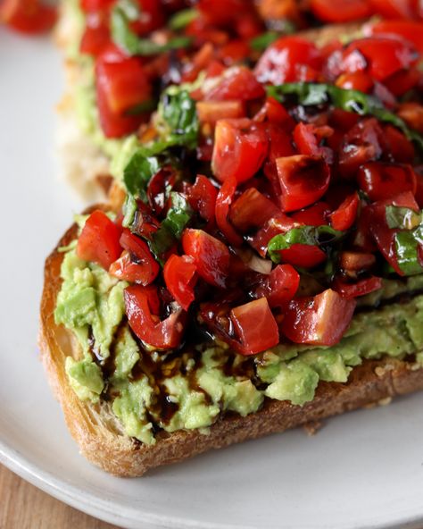 Avocado Bruschetta Recipe, Avocado Bruschetta, Roti Panggang, Menu Sarapan Sehat, Homemade Garlic Bread, Bruschetta Ingredients, Avocado Toast Recipe, Bruschetta Recipe, Smashed Avocado