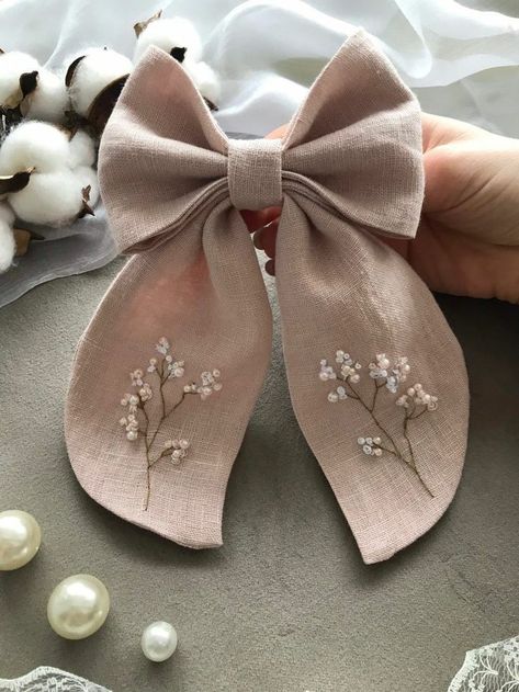 Embroidered Bows, Embroidered Hair Bows, Penanda Buku, Diy Hair Accessories Ribbon, Custom Bows, Bow Bow, Hand Embroidery Projects, Pola Sulam, Hand Embroidery Flowers