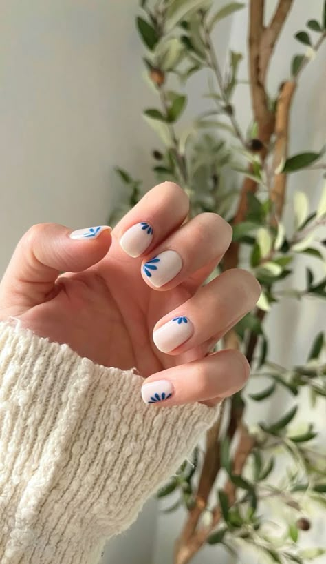 Nail Inspo End Of Summer, Simple Short Nails Fall, Simple Biab Designs, Cut Short Nails, Spring Gel Nails Ideas Simple, Blue Nail Art Simple, Rounded Nail Ideas, Short Nail Inspo Summer 2024, Mama Mia Nails