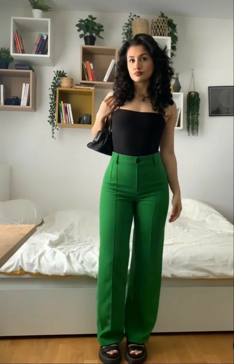 Green Outfits For Women, Green Pants Outfit, Pant Outfits, Legs Outfit, Green Outfits, Summer Pants Outfits, Stylish Work Attire, Looks Party, Pants Outfits