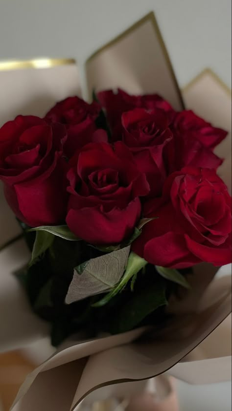 Red Flower Bouquet Aesthetic, Red Rose Bouquet Aesthetic, Rose Bouquet Aesthetic, Red Flower Wallpaper, Red Roses Bouquet, Rose Flower Pictures, Flowers Instagram, Red Rose Bouquet, Boquette Flowers