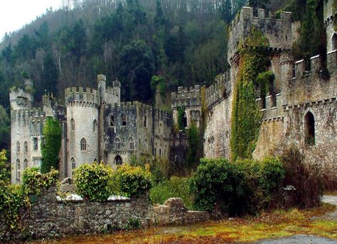 Gwrych Castle, Conwy, UK - Imgur Vila Medieval, Welsh Castles, Castles In Wales, Magic Places, Chateau Medieval, Old Castle, Real Estat, Jaime Lannister, Castle Ruins