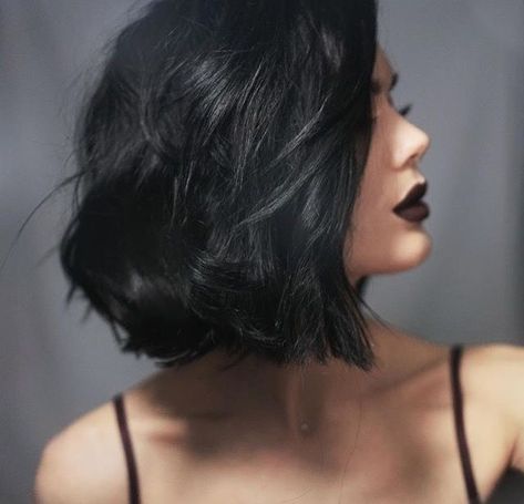 sariitaboniita Fete Emo, Neutral Blonde, Woman Aesthetic, Linda Hallberg, Jet Black Hair, Wavy Bob Hairstyles, Hair Aesthetic, Shoulder Length Hair Cuts, Short Black Hairstyles