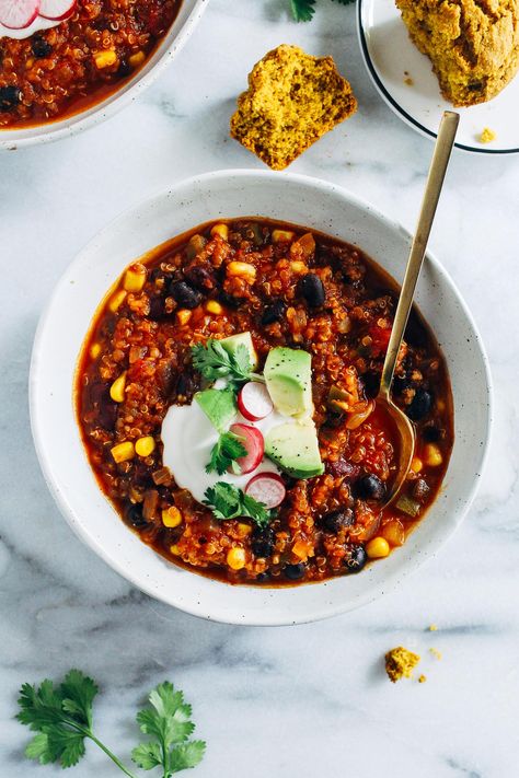 Best-Ever Quinoa Chili - Making Thyme for Health Quinoa Recipes Dinner, Chili Vegan, Vegan Chili Recipe, Quinoa Chili, Cooked Quinoa, Chili Ingredients, Vegan Chili, Vegetable Broth, Slim Fast