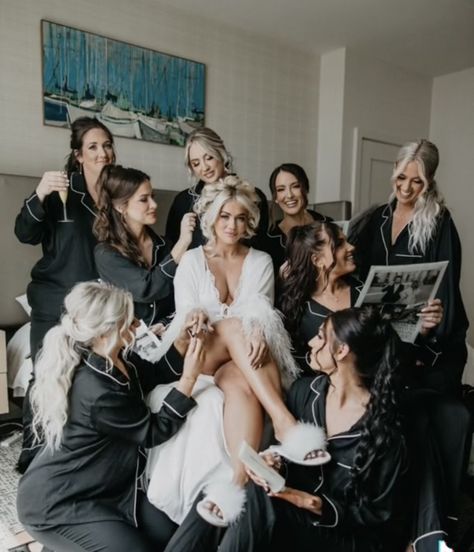 Before Wedding Pictures, Bride And Bridesmaid Pictures, Night Before Wedding, Bridesmaid Poses, Wedding Photography Bridal Party, Bridesmaid Pictures, Bridesmaid Photoshoot, Amazing Wedding Photos, Wedding Portrait Poses