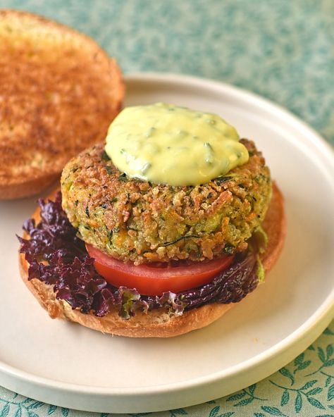 carrot, courgette and halloumi burgers with chive aioli – The Circus Gardener's Kitchen Vegetable Burger, Vegetarian Recipes Dessert, Vegetarian Recipes Lunch, Vegetarian Instant Pot, Vegetarian Meal Prep, Vegetarian Desserts, Vegetarian Breakfast Recipes, Vegetarian Snacks Recipes, Best Vegetarian Recipes