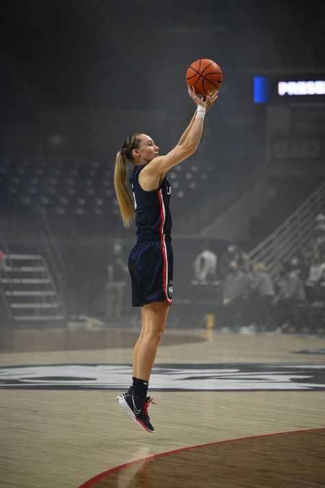 Basketball Sports Photography, Women’s Basketball, Sports Photography Basketball, Basketball Girl Aesthetic, Woman Basketball, Basketball Pics, Basketball Pictures Poses, Basketball Women, Basket Girl