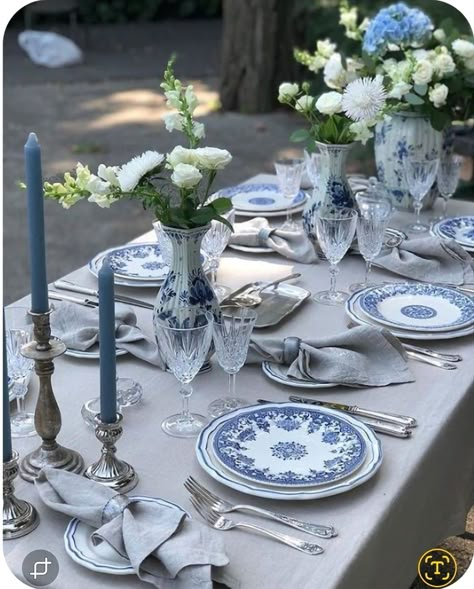 Vintage Spring Aesthetic, Color Palette Vintage, Blue And White Table Setting, Spring Mantle Decor, Vintage Spring Decor, Blue And White Plates, Blue Table Settings, White Table Settings, Spring Mantle