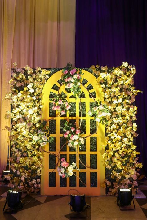 Haldi Backdrop, Decoration Haldi, Photobooth Decor, Selfie Stand, Haldi Decoration Ideas, Hindu Wedding Decorations, Ganpati Decoration Theme, Wedding Selfie, Wedding Tent Decorations