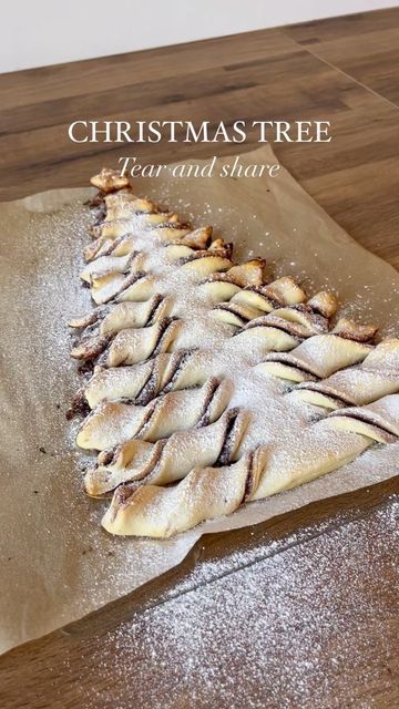 Tear And Share Christmas Tree, Tree Puff Pastry, Christmas Tree Puff Pastry, Christmas Tree Desserts, Christmas Desserts Party, Easy Party Desserts, Christmas Pastries, Puff Pastry Desserts, Dipping Sauces